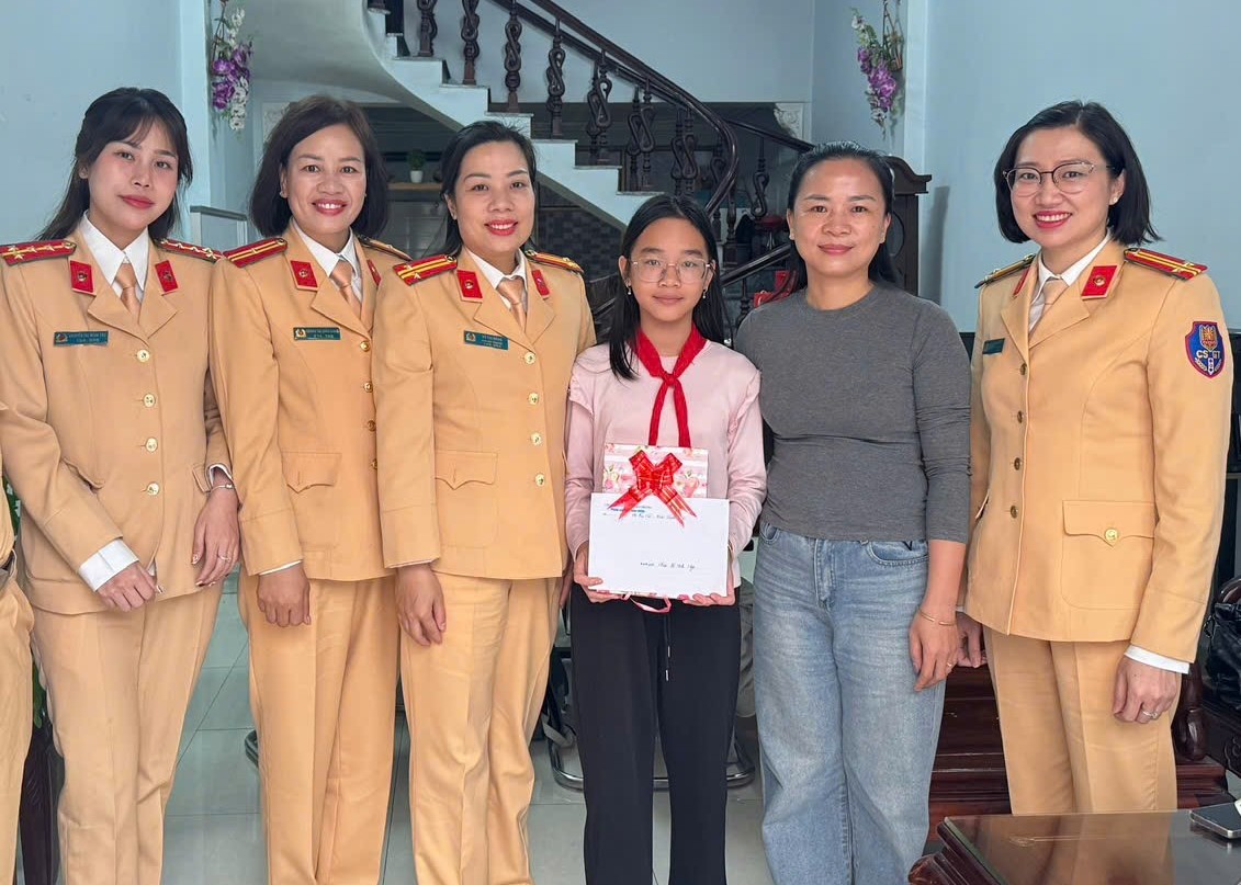 Hội Phụ nữ Phòng Cảnh sát giao thông thăm, tặng quà “con đỡ đầu” và phụ nữ có hoàn cảnh khó khăn